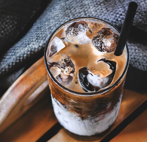 Preparación de dos iced lattes fríos