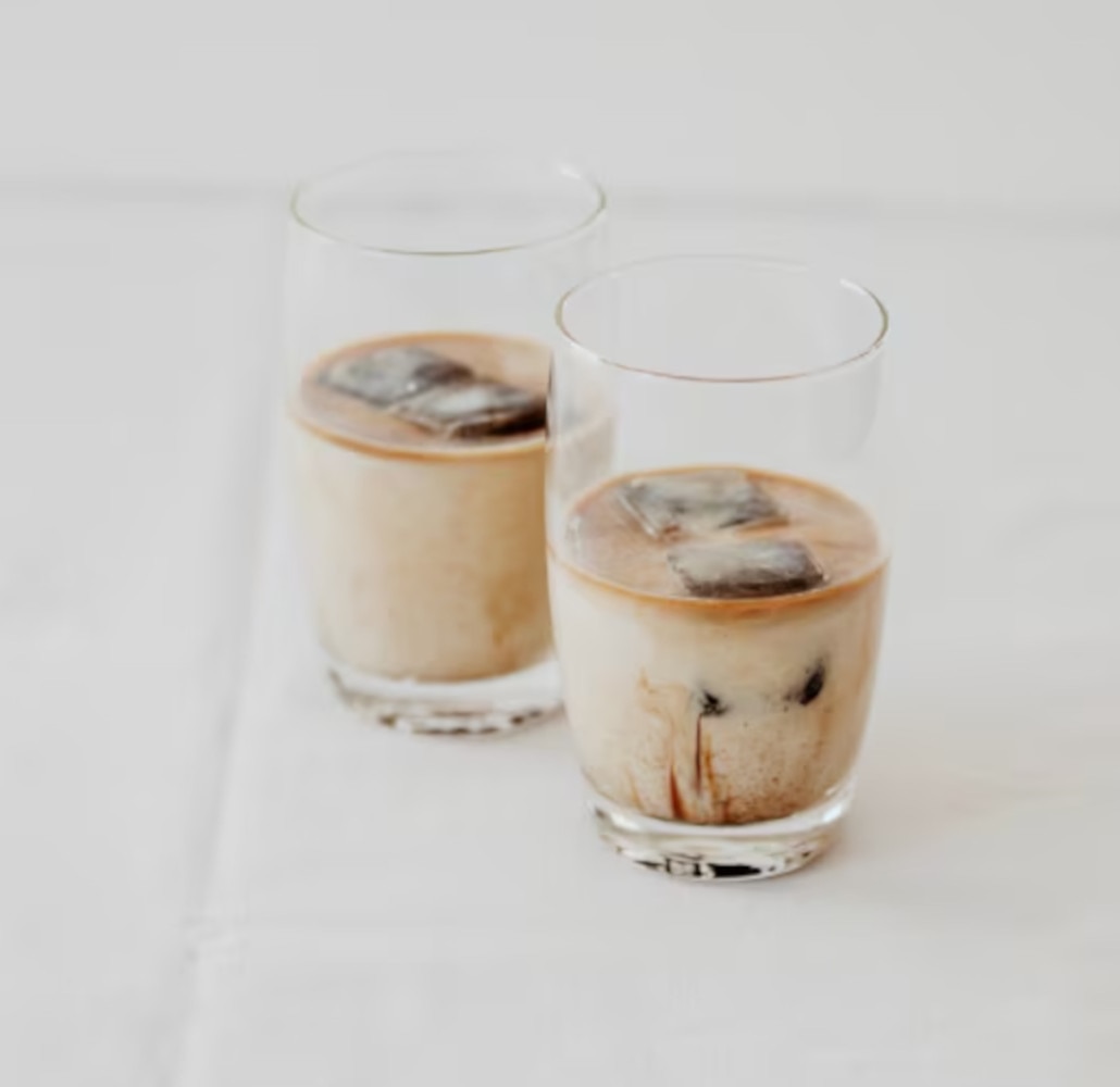 Dos cafés fríos servidos en taza
