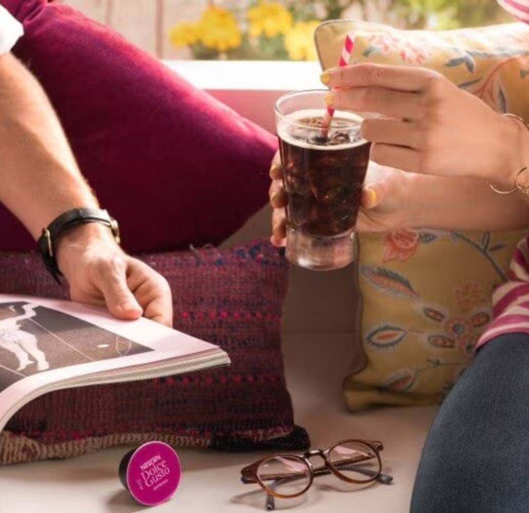 mujer sosteniendo un café Espresso Ice