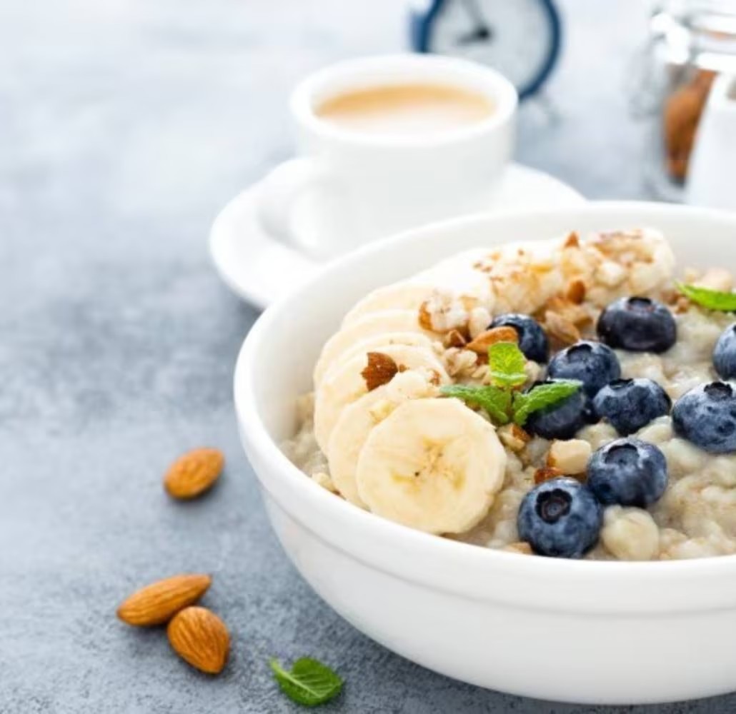 Desayuno con café con leche y copos de avena