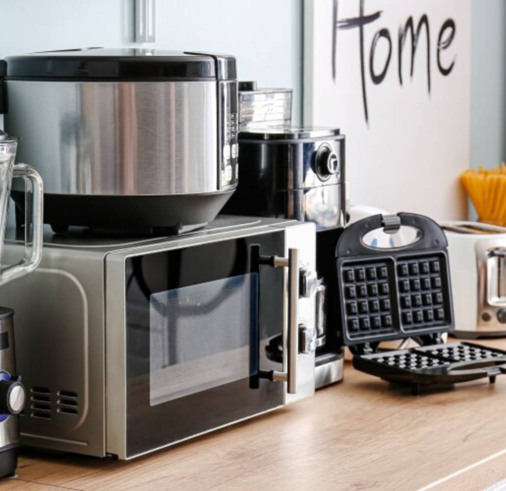 Pequeños electrodomésticos en la cocina ordenados